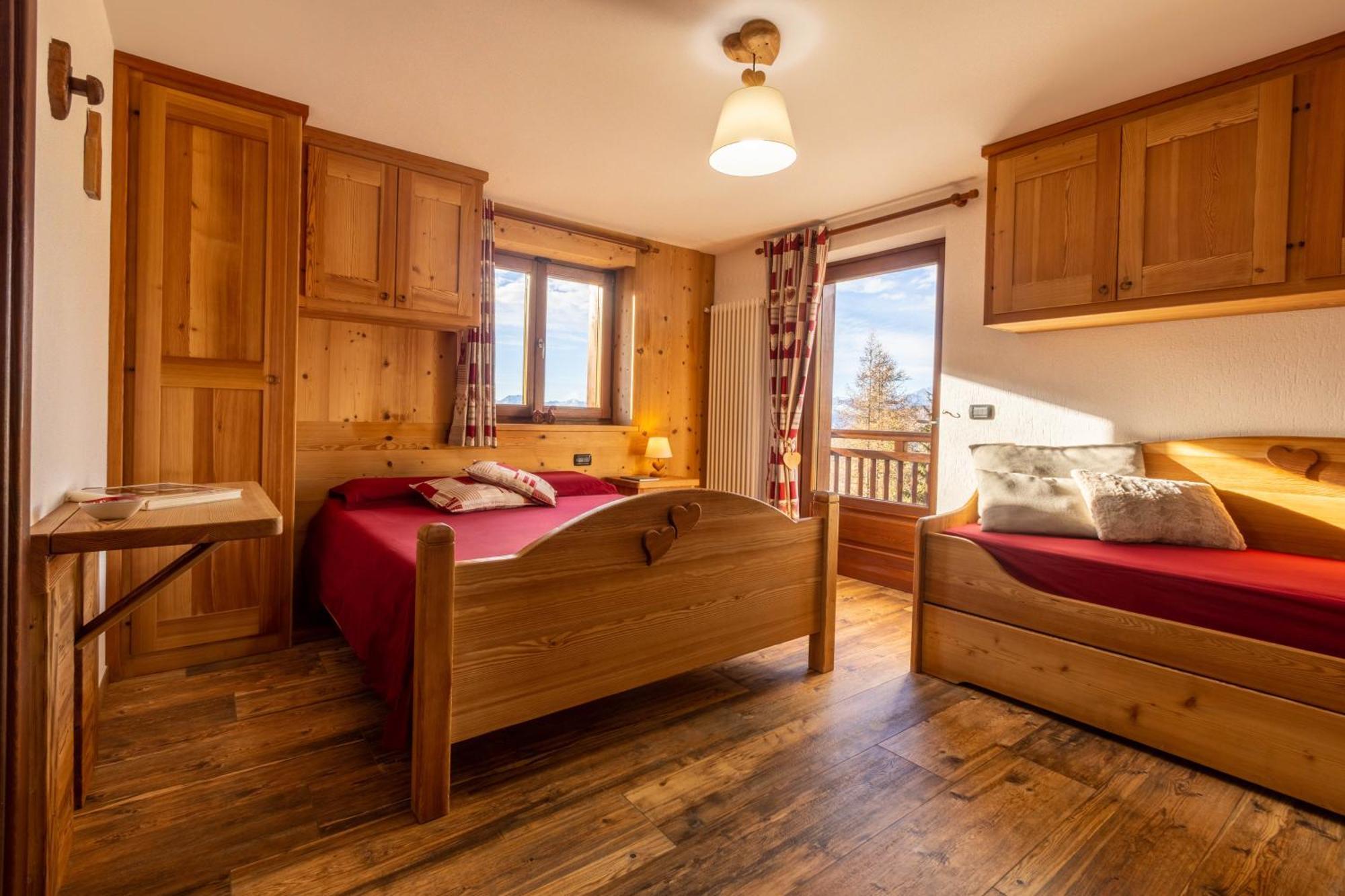 Le Coin Des Melezes - Nature & Trek - Camere In Baita Di Montagna Brusson Exteriör bild