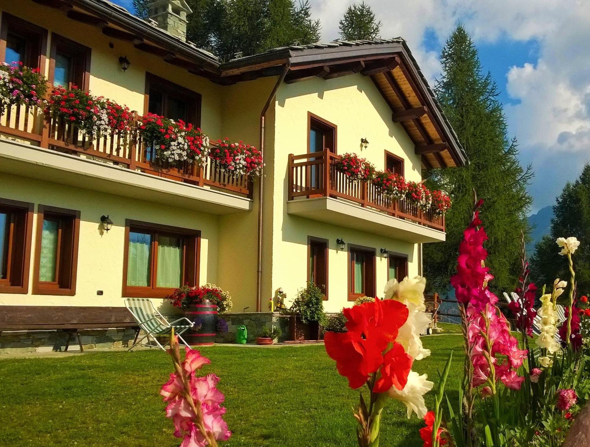 Le Coin Des Melezes - Nature & Trek - Camere In Baita Di Montagna Brusson Exteriör bild